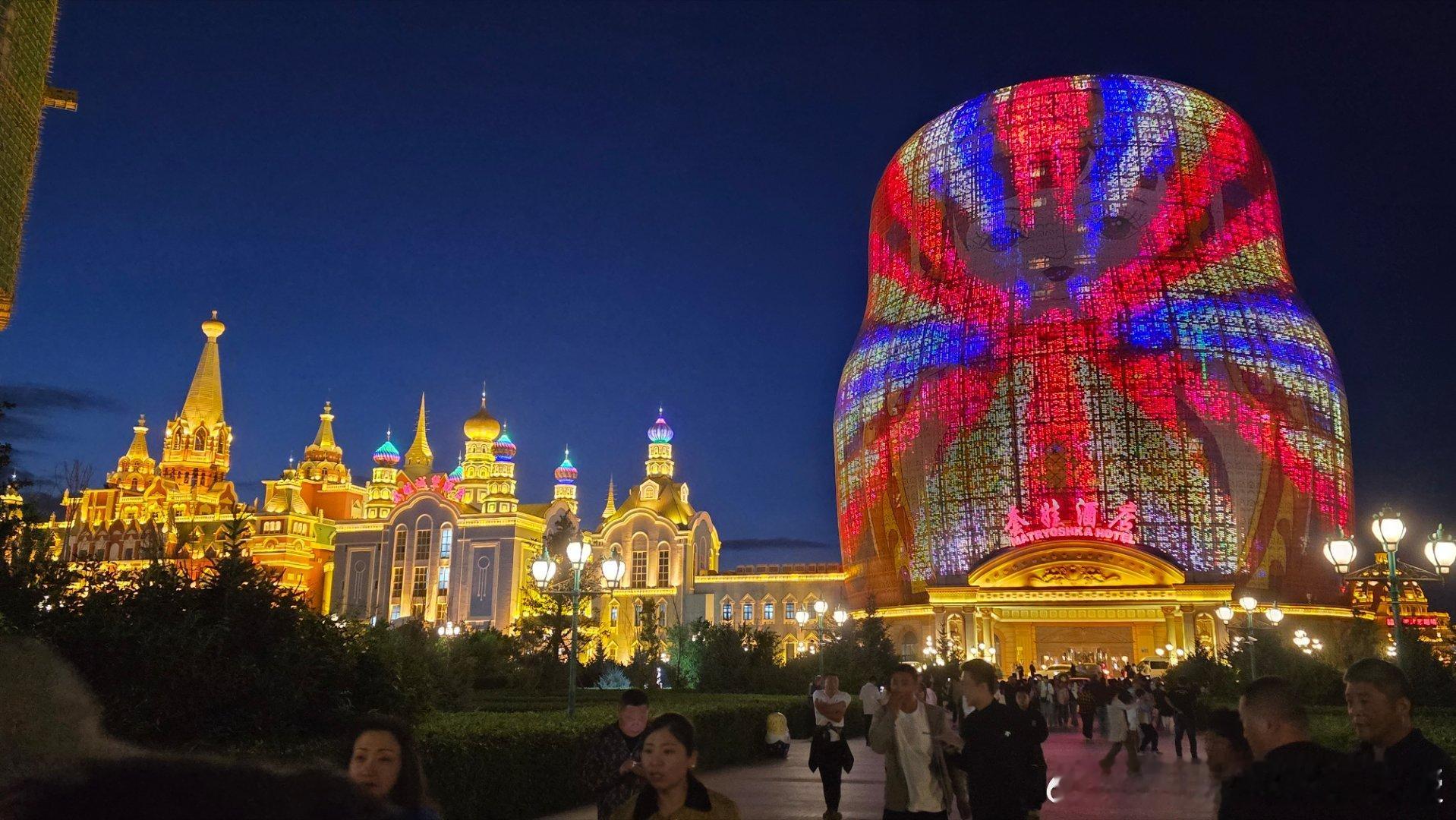 终于见到了久违的蓝天白云，见证了满洲里的灯火辉煌，童话世界般的套娃广场、可爱的草