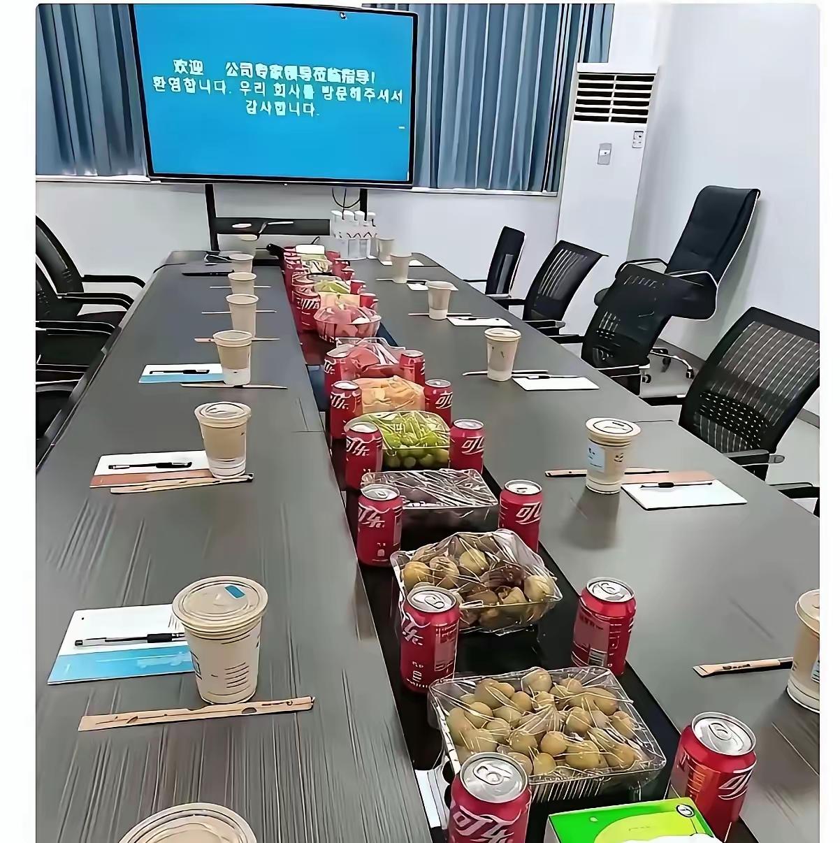 棒子公司的人来考察，没必要摆那些奶茶和那么多水果，多放点西瓜就对了。一看就知道前
