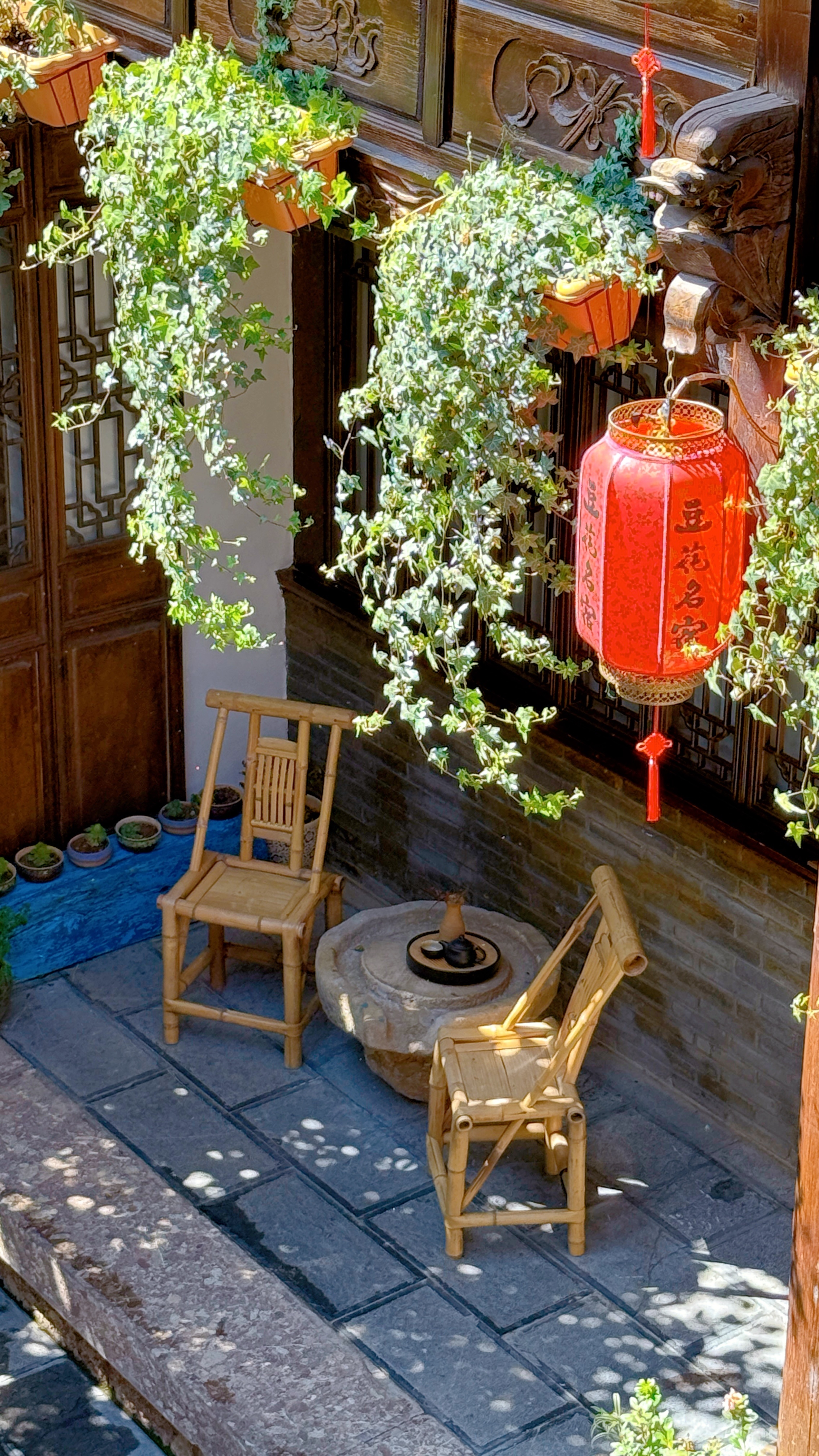 来丽江听我一句，别一下飞机就往古城冲！90%的人来丽江，第一步就错了。拖着大箱子