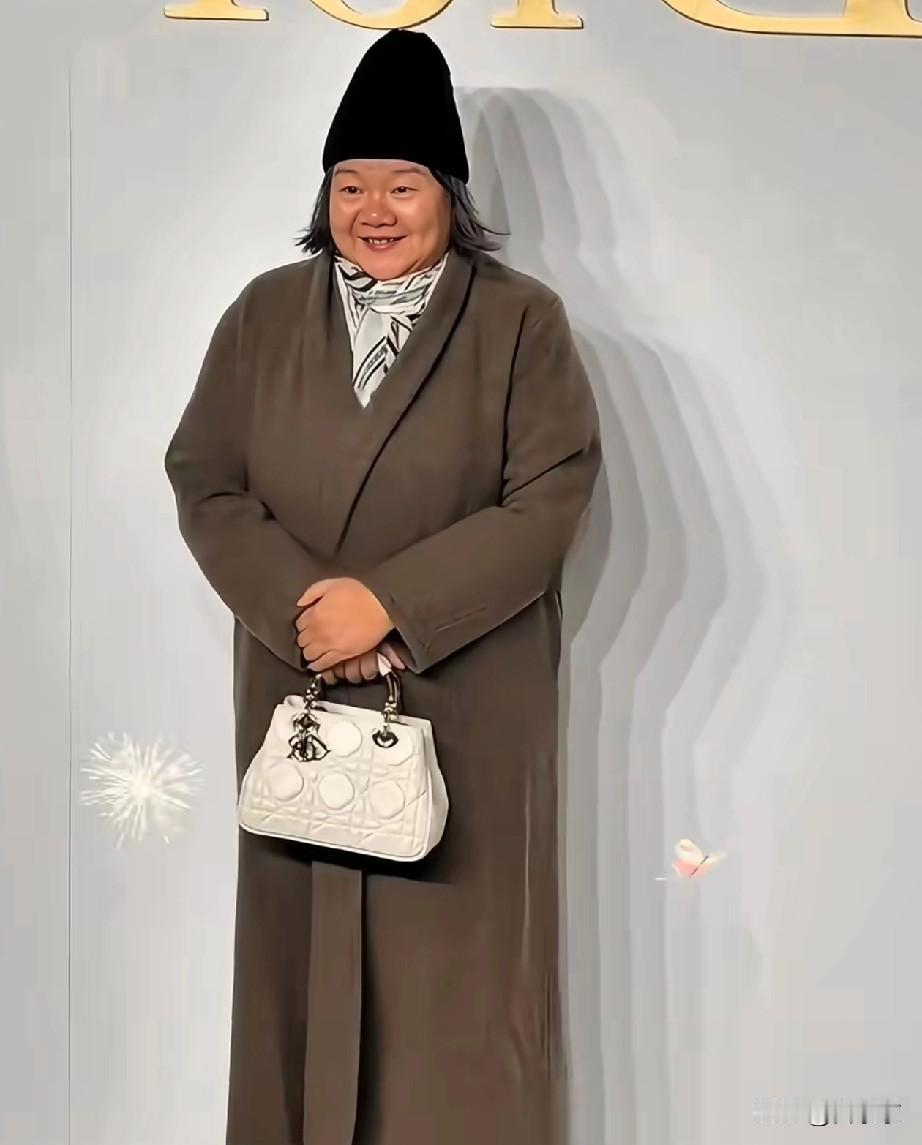 洪晃包得严严实实横扫迪奥红毯！这是来砸场子的吧？

迪奥活动现场真是绝了，当所有