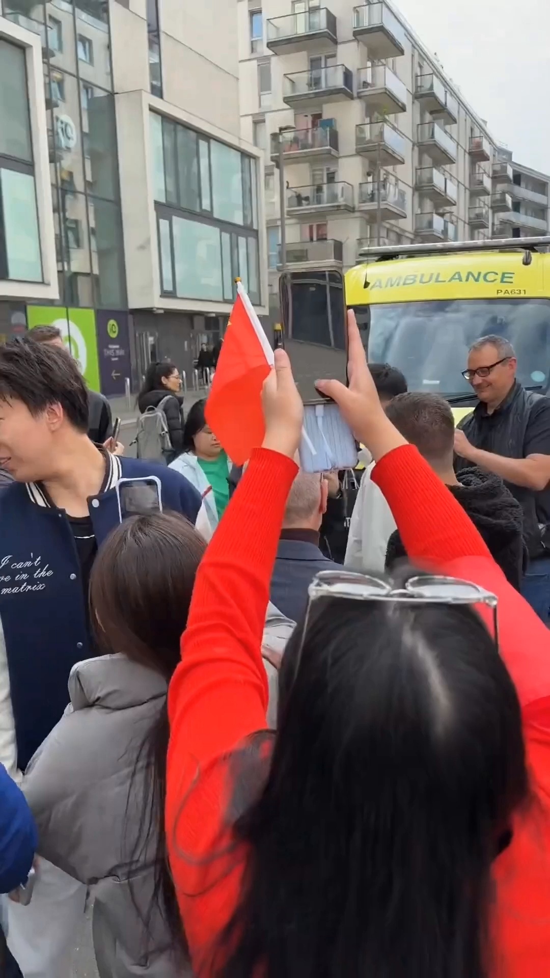 这个拍的马龙在外面直接被围住了大哥看了下决定:一起拍吧众人欢呼 