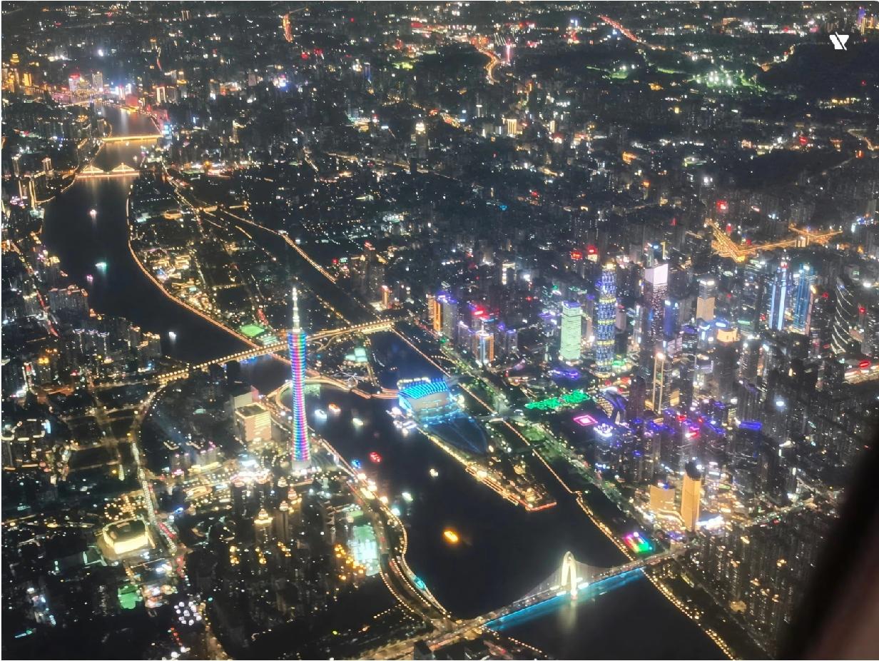 飞机上拍的夜景，猜猜看，这是哪座城市？谁能一眼看出来，我叫你一声师傅！