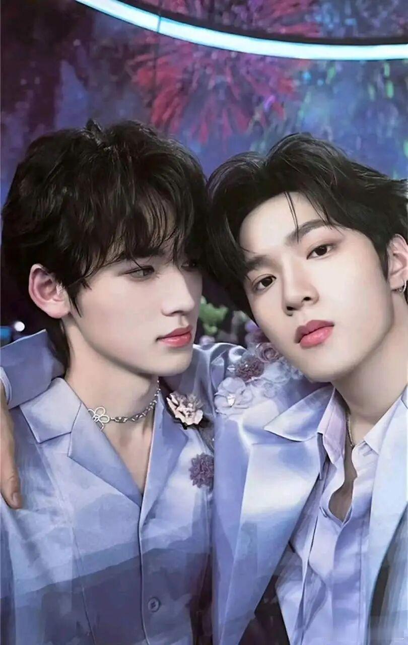 碗盆勾肩搭背走过的走廊，藏着比偶像剧更鲜活的心动；并肩站上的舞台，写着属于碗盆的