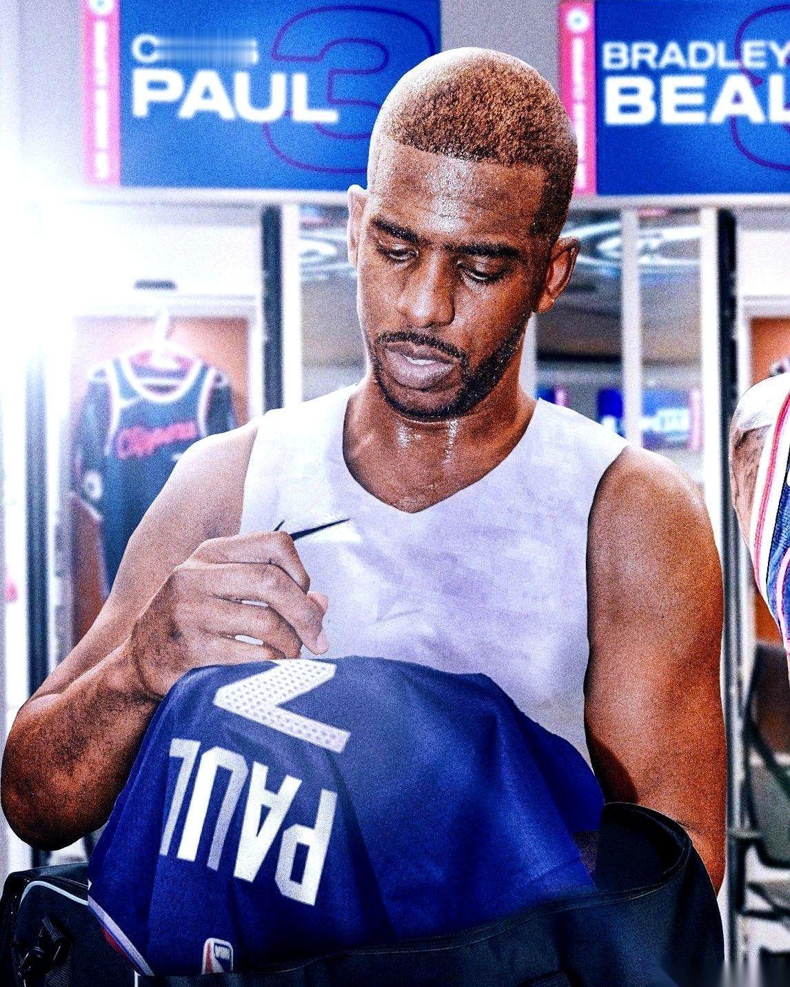 一个电话，一个通知，克里斯·保罗就这么被快船裁了。
队史最佳？功勋老将？别闹了，