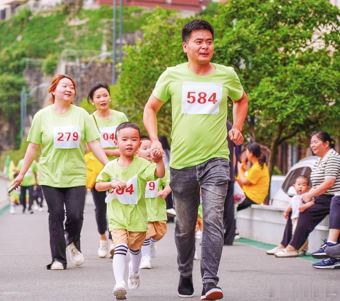 36岁的父亲陪孩子跑一场幼儿园5公里亲子马拉松，跑道上倒了就再没起来。从倒地到1