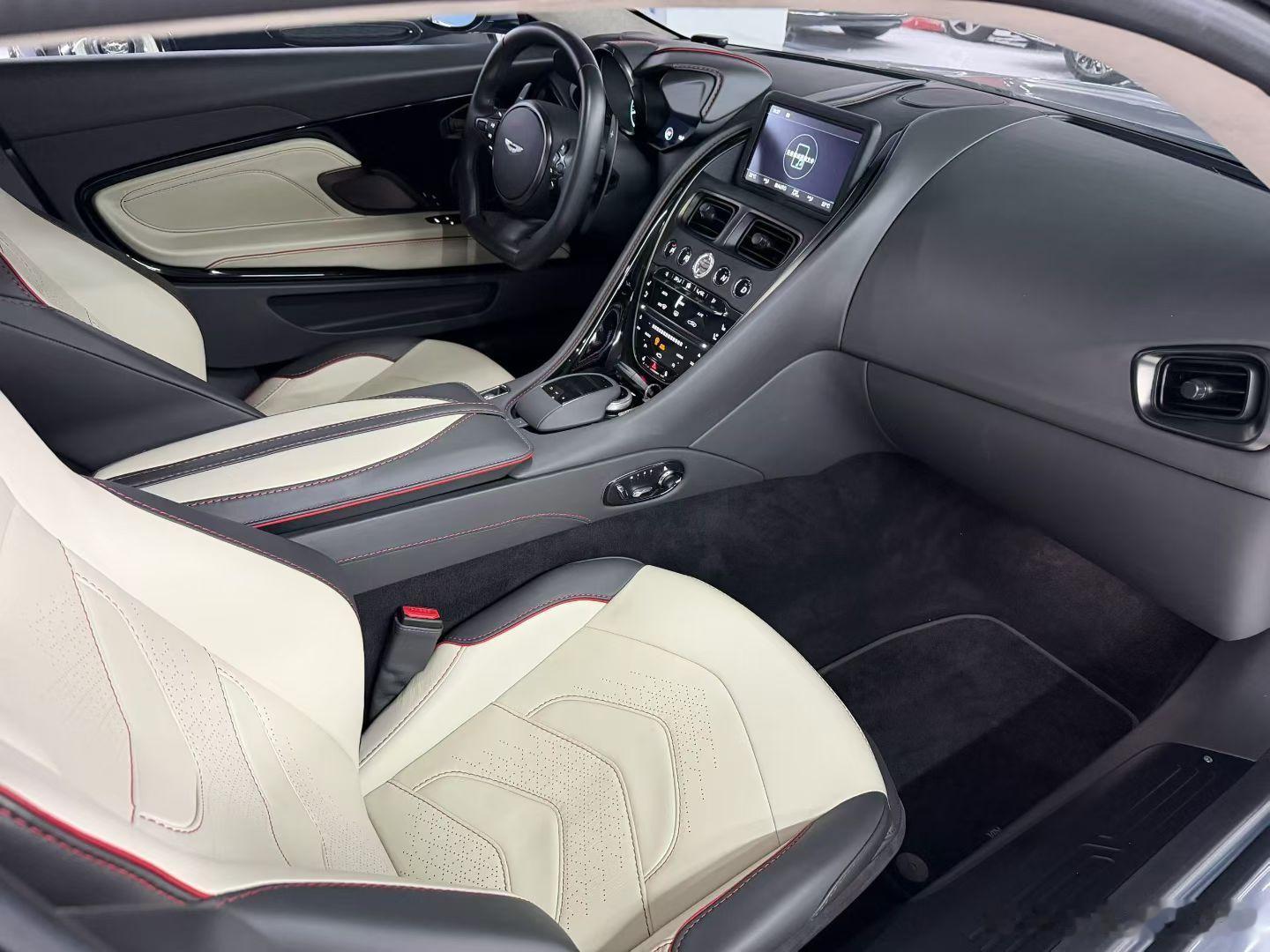 阿斯顿·马丁DBS Coupe，19年11月登记、全车车衣，仅仅7400公里 ​