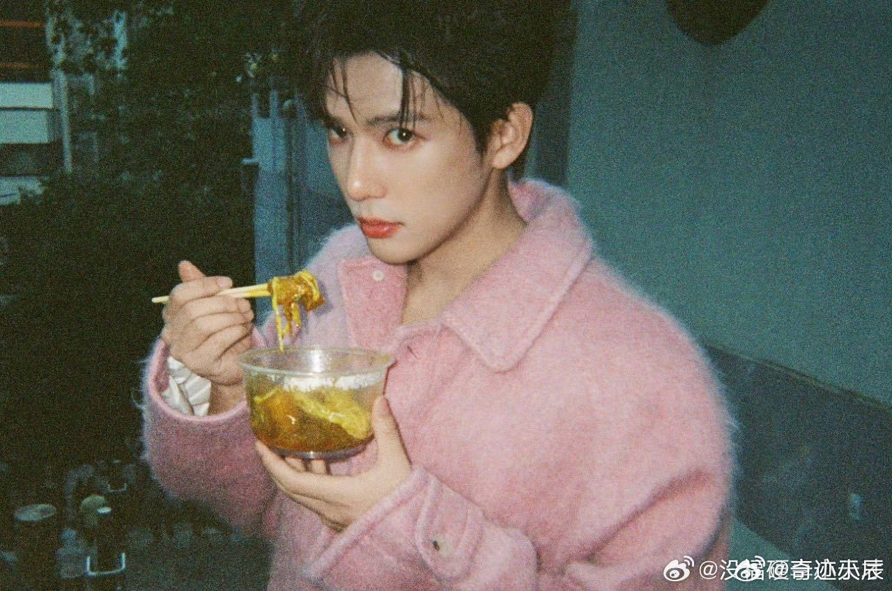 王大娃遥祝大侦探生日快乐王安宇说王大娃遥祝大侦探生日快乐大侦探 王安宇携王大娃送