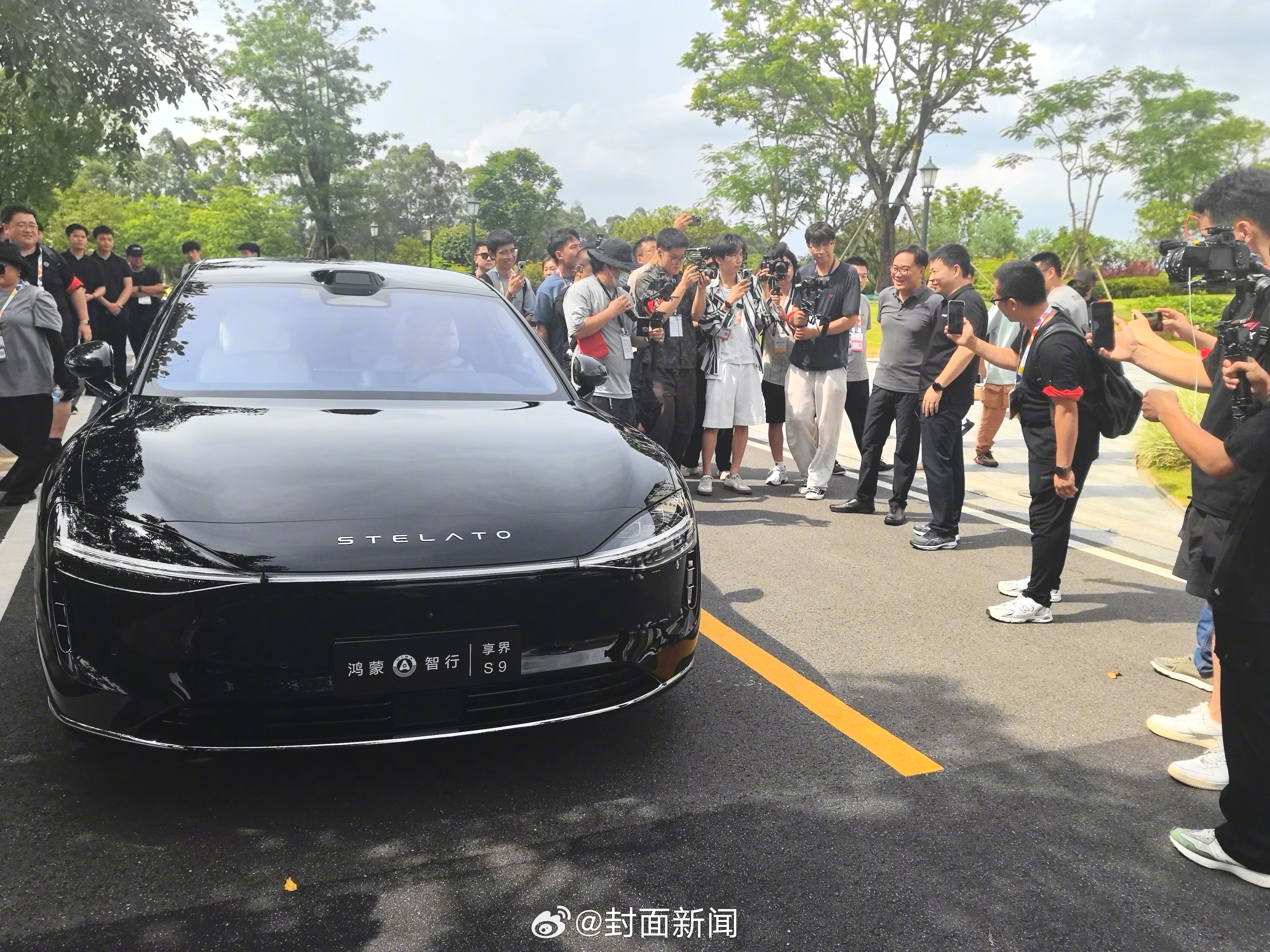 余承东带微博CEO打卡松山湖#