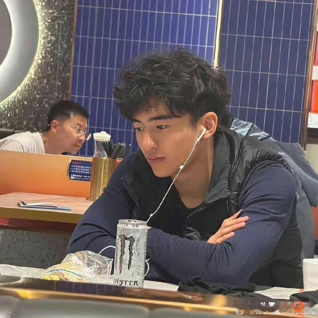 谢霆锋儿子换个发型完全就是谢霆锋本人啊 