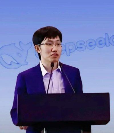 DeepSeek创始人梁文峰再次语出惊人！他说：“我们经常说中国AI和美国有一两