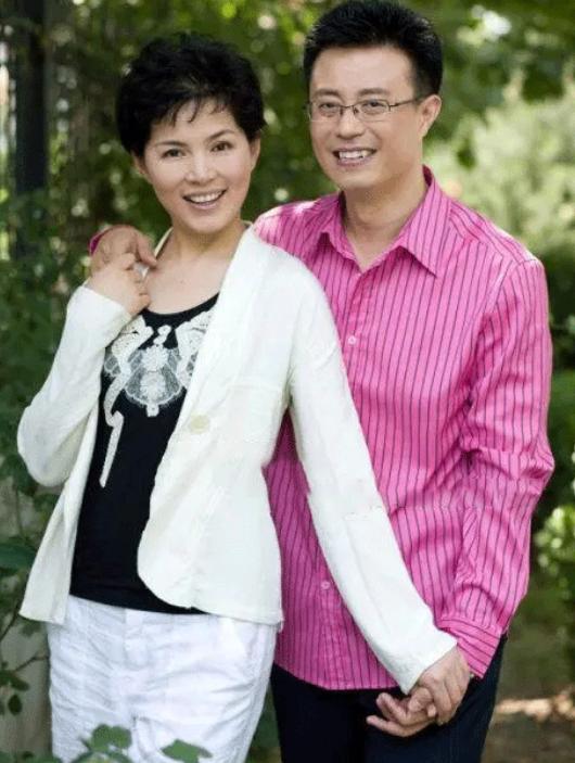 1999年，央视主持人白燕升和周佳刚新婚9个月，周佳突遭六级伤残，瘫痪在床。为了