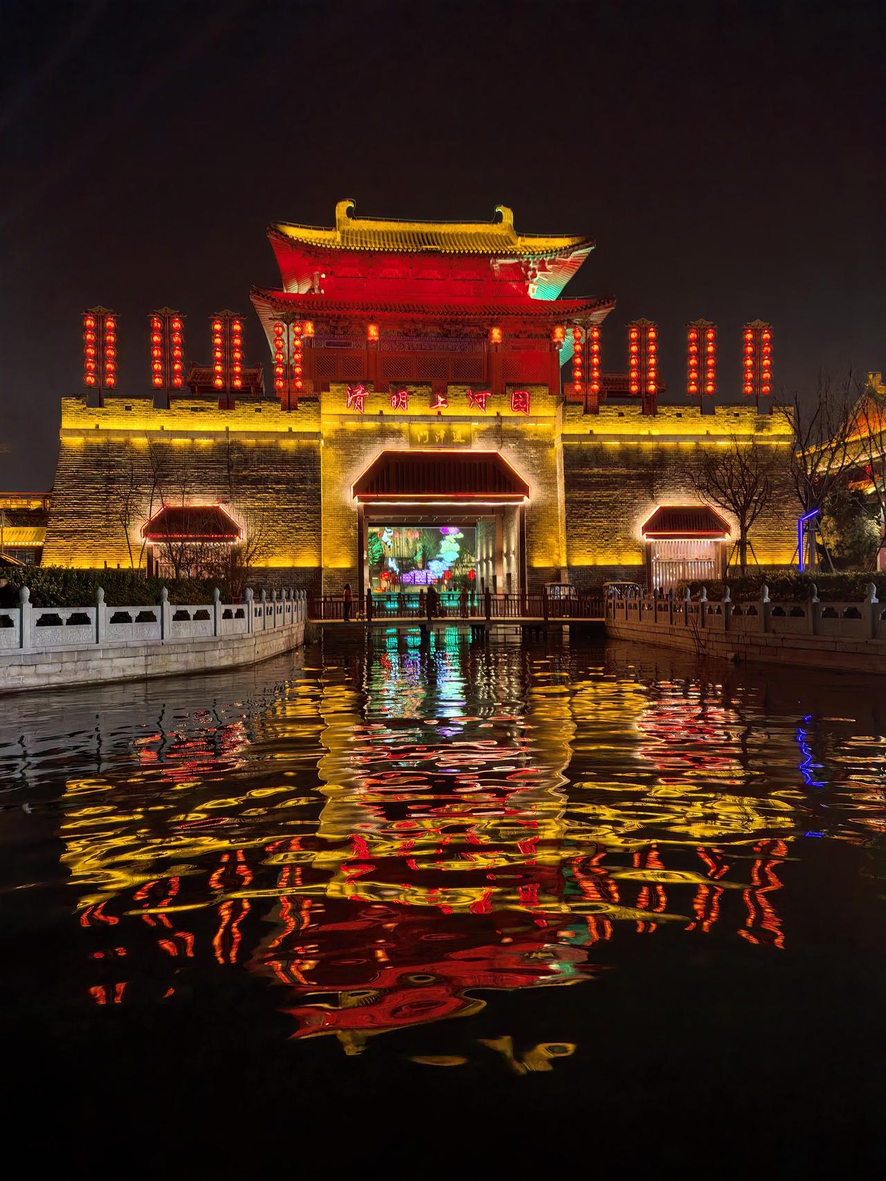 不知道是不是网红王婆说媒的原因带火了开封清明上河园，如果是，说明现在的年轻人更看