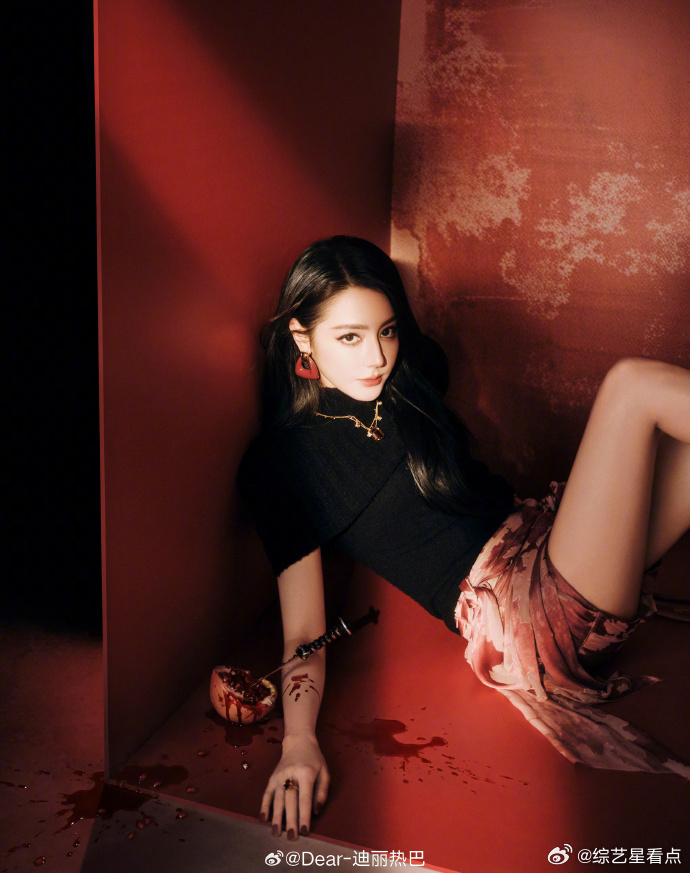 迪丽热巴刀插石榴迪丽热巴完全女鬼迪丽热巴就这个女鬼味爽！刀插石榴，像血溅出来一样