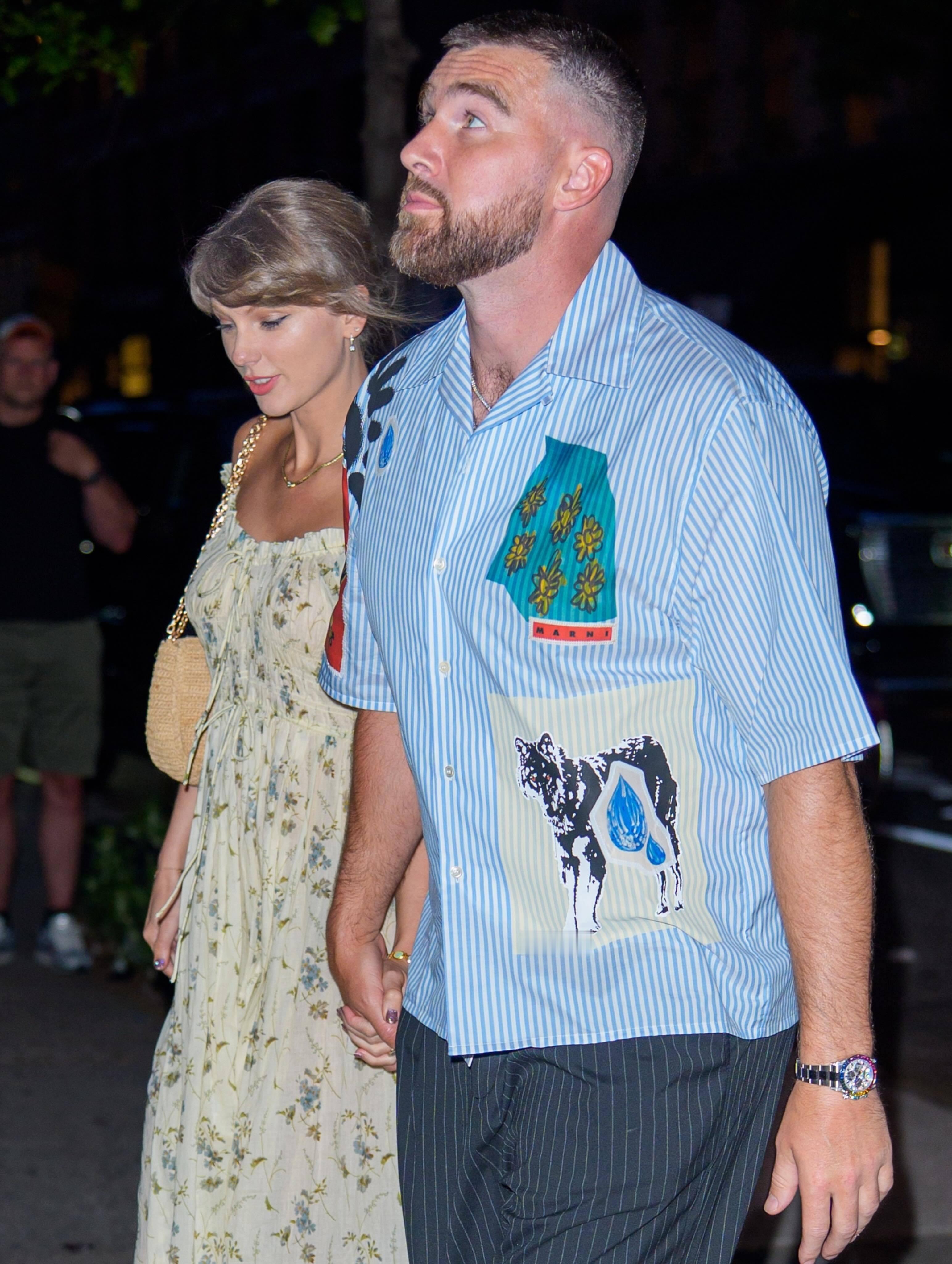 Taylor Swift & Travis Kelce 今日纽约晚餐街拍： 