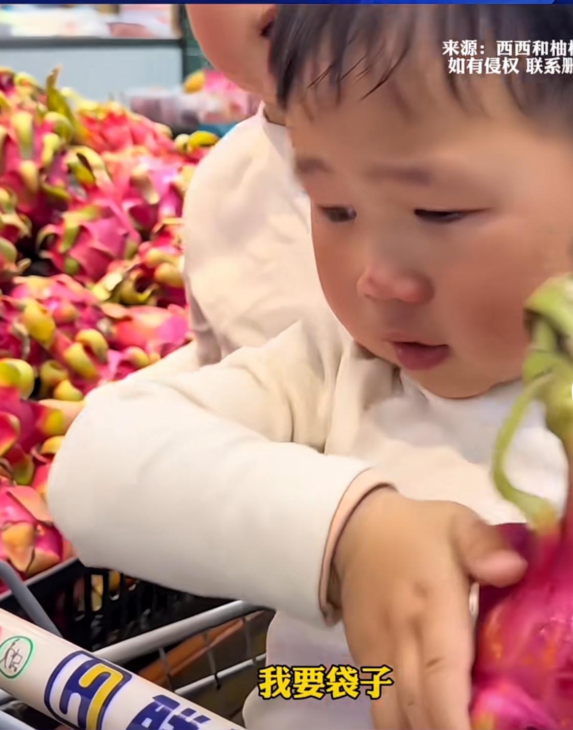 这孩子咋教育的啊，为了一个火龙果舍不得买而哭鼻子。

安徽一个一点大的小宝宝，在