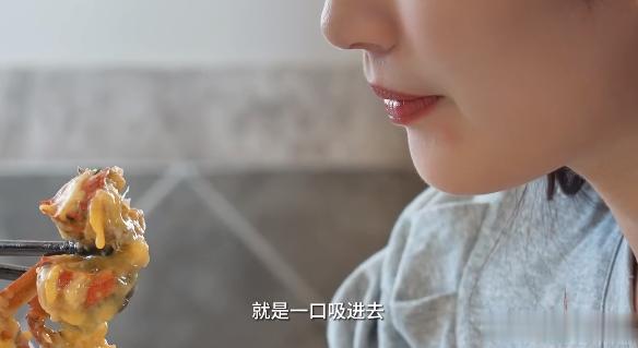 其他地方，螃蟹只在秋天吃。
苏州人，夏天也可以吃螃蟹的。
就是现在这个季节。
这