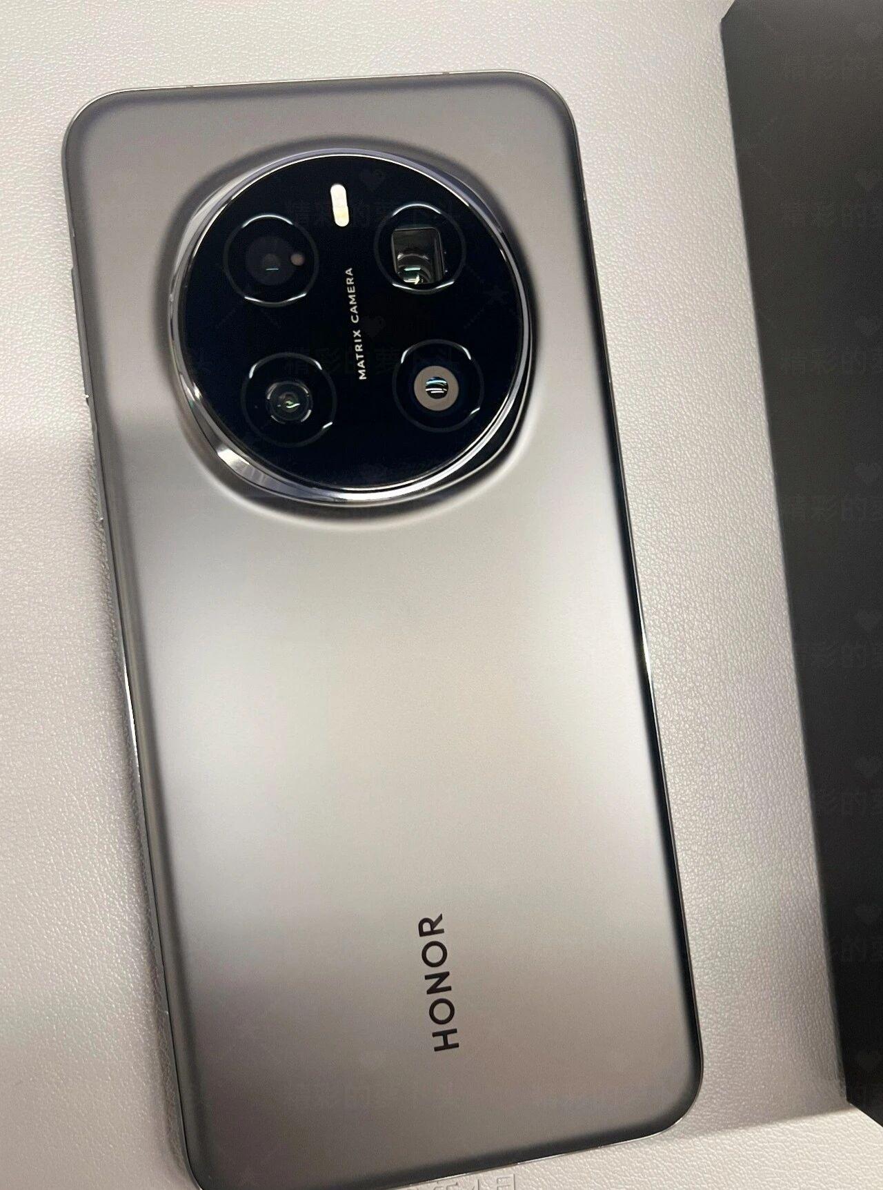 荣耀Majic7pro也算是偏商务吧外观偏商务，超大尺寸拿在手里很有质感。
16