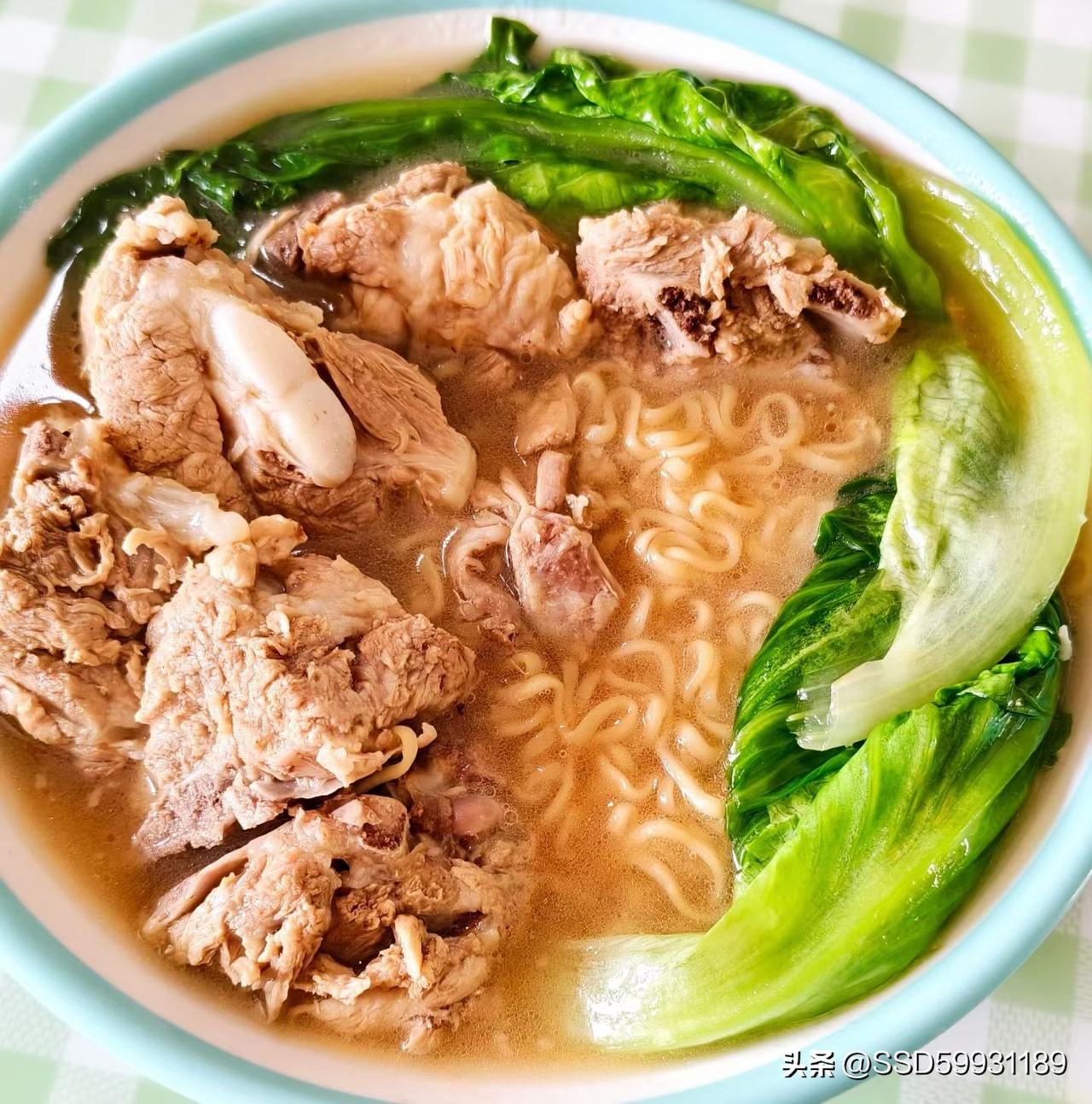 晒出相册最近的一张美食照片最有营养的骨汤面，谁吃谁赚了。省时省力，最适合上班族的