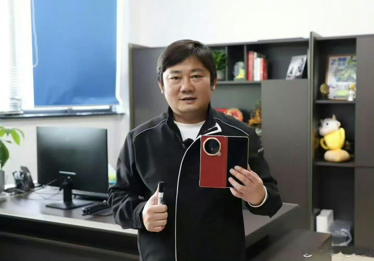 张雪换了荣耀手机 荣耀和张雪合作后，张雪立刻换上了荣耀Magic V6。 