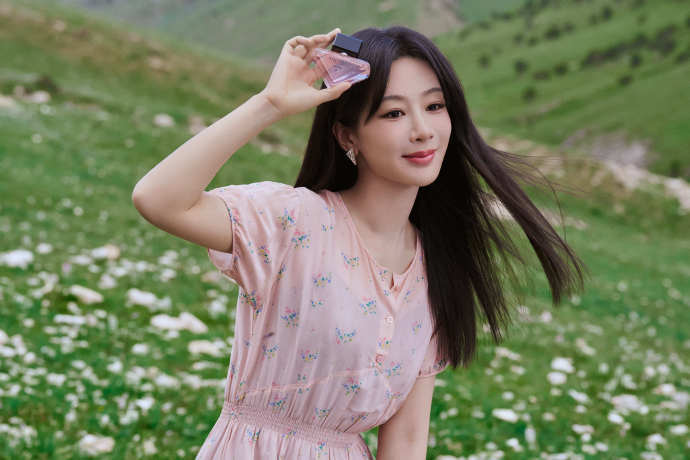 杨紫粉色碎花裙look杨紫粉色碎花裙抱羊图 杨紫粉色碎花裙look，是抱着小羊的