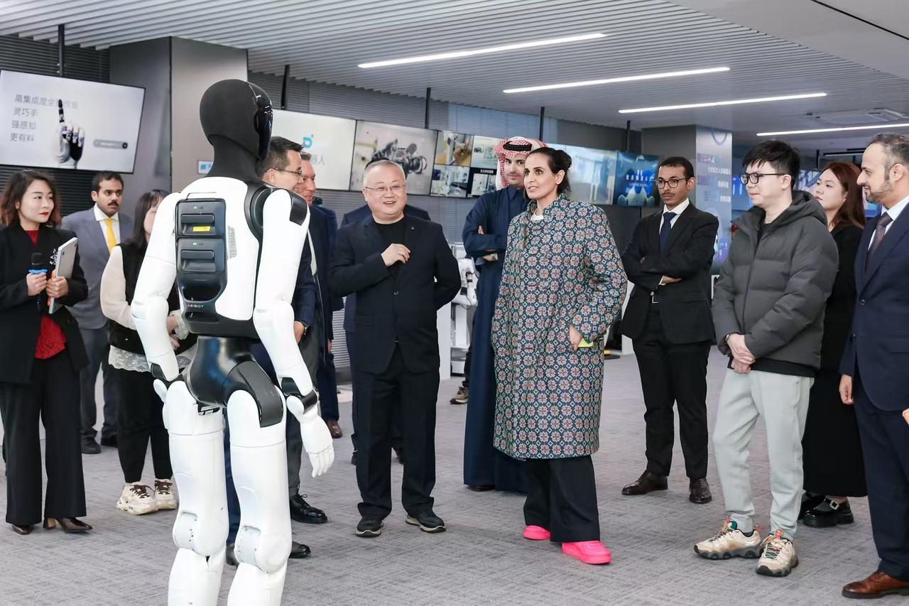 卡塔尔玛莎雅公主到访上海智元机器人，作为全球艺术与投资领域领袖，看好具身智能的未
