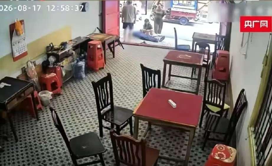 老人的死亡，店家真的无辜吗？
从店家放出的监控视频不难看出，老人突发不适，才会一