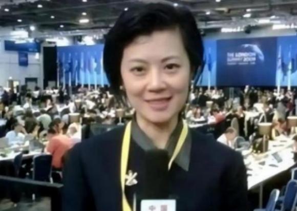“我愿意放弃中国国籍，自愿加入英国！”这句话，是前央视知名才女主持人姜丰，在20