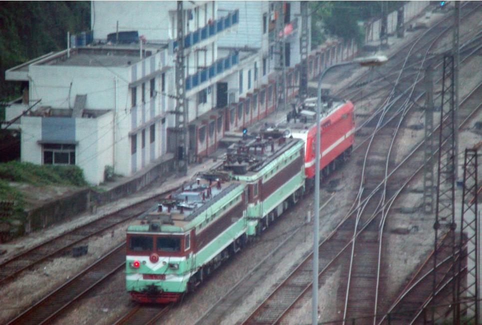 2010年，一台韶山7E型电力机车拉着两台韶山3型电力机车驶入重庆站，这车是从重