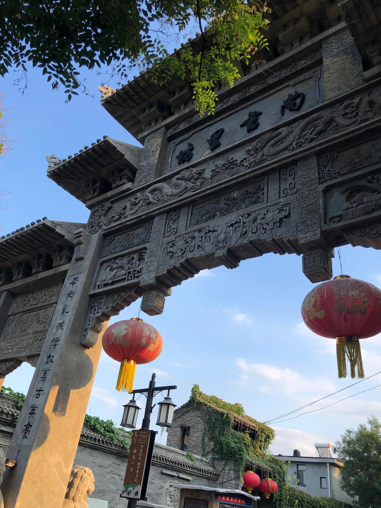 大雨继续下
大风继续刮
风吹雨伞鼓
人已难控制
从未遇到过
今日已领教
春雨贵如