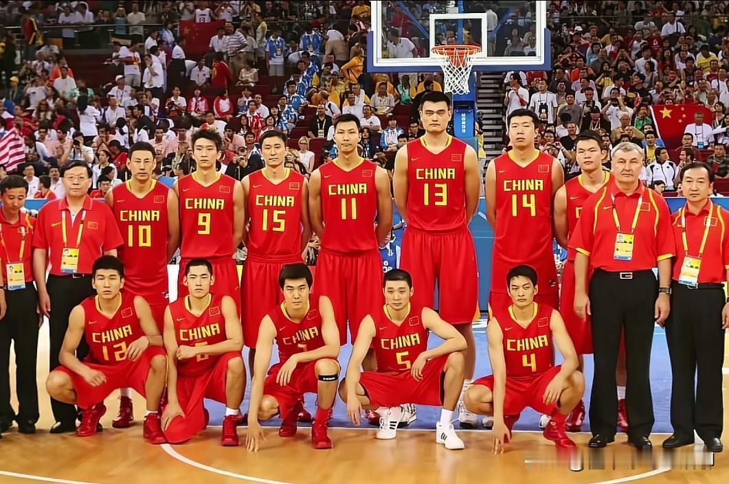 杨毅对目前中国男篮的见解
他表示，现在的中国男篮已经不属于世界的舞台，说的不好听
