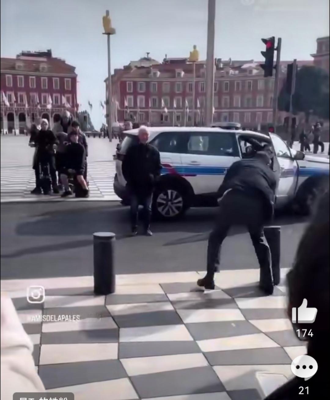 这两天，一段头戴犹太圆帽的男子挑衅支持巴勒斯坦游行者、随后突然倒地尖叫、疑似假装