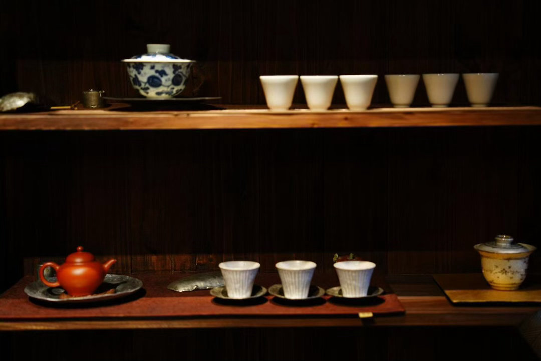 茶道  开窗见远山，煮茶待清风。一半烟火，一半清欢，慢下来，方知人间值得。 