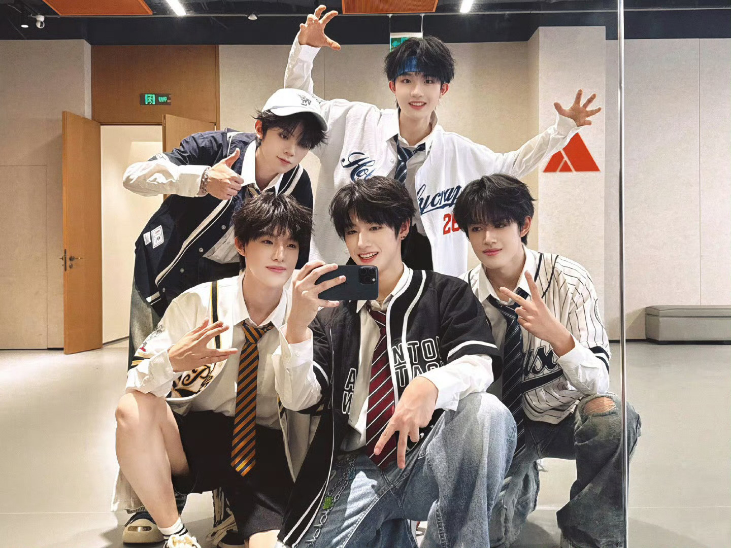 TF家族男团三代都上过湖南秋晚 一代TFBOYS : 王俊凯，王源，易烊千玺二代