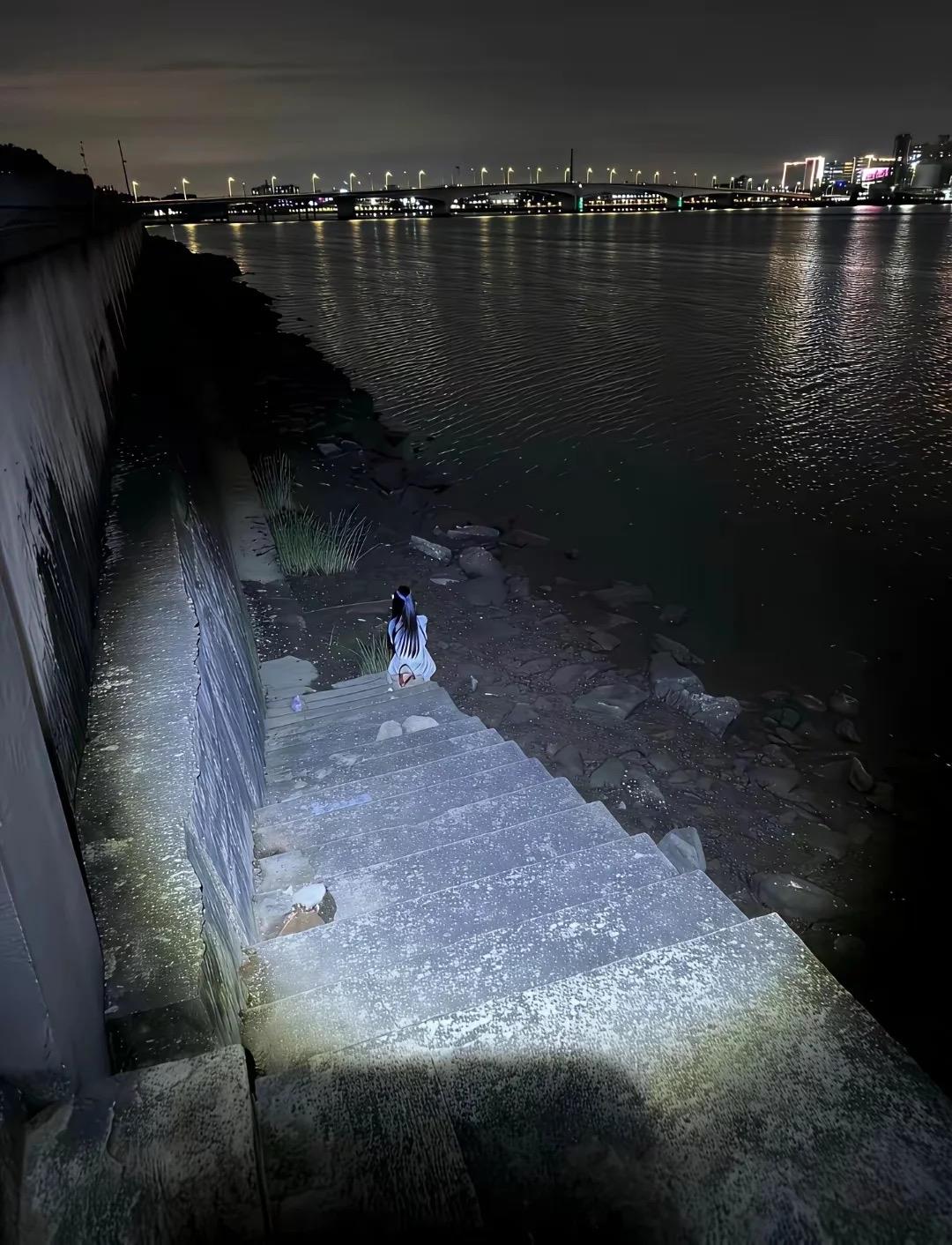 晚上出来夜钓，往下一看瞬间心里一紧！
江边台阶底下孤零零坐着一个姑娘，深夜这个场