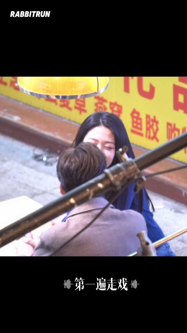 原来陈伟霆和向涵之这段出圈的路透，把男主下巴掰过来这些桥段是陈伟霆设计的。感觉搭