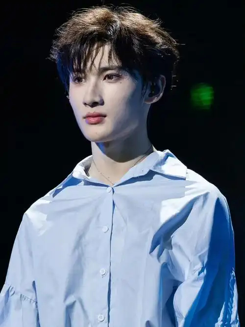 余宇涵 第一次觉得楼上的菜好吃 我宣布，余宇涵就是我的“今日份快乐源泉”！看他吃