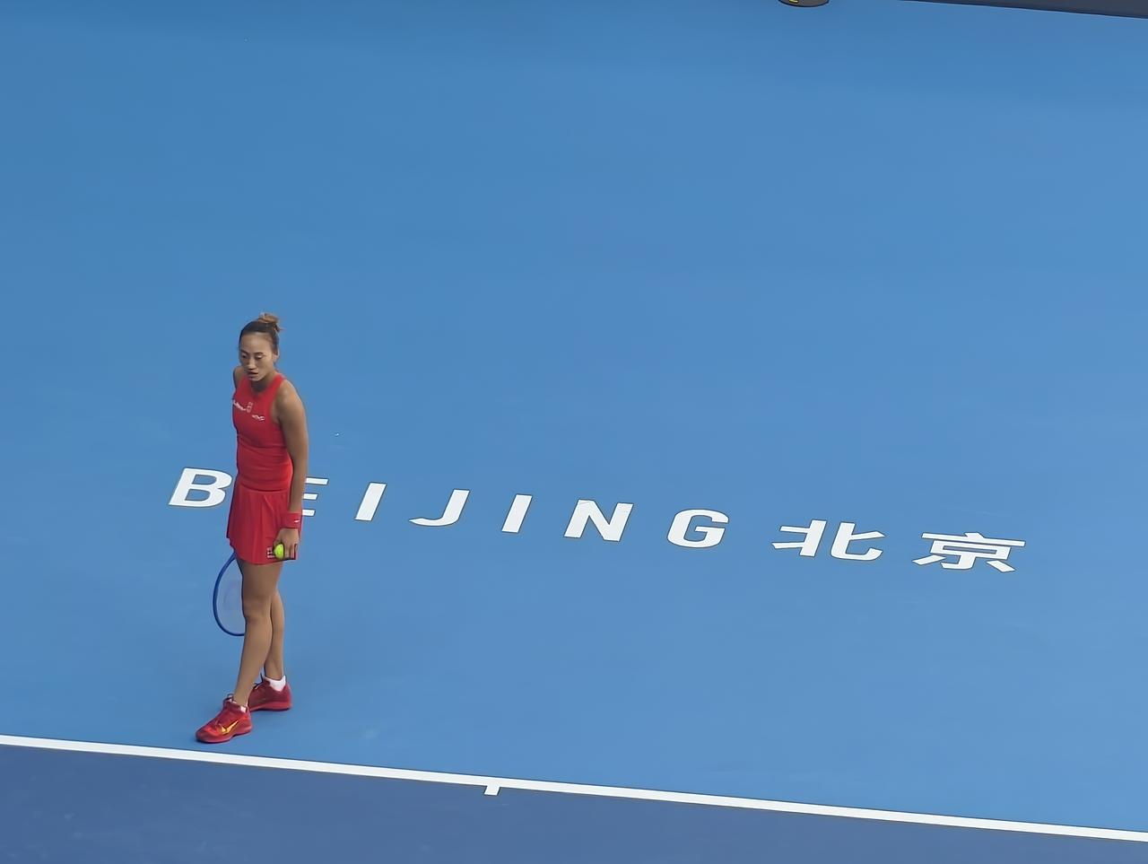 中网女单第四轮，郑钦文6-1、2-6、6-4击败查拉耶娃，连续四场三盘大战过关，
