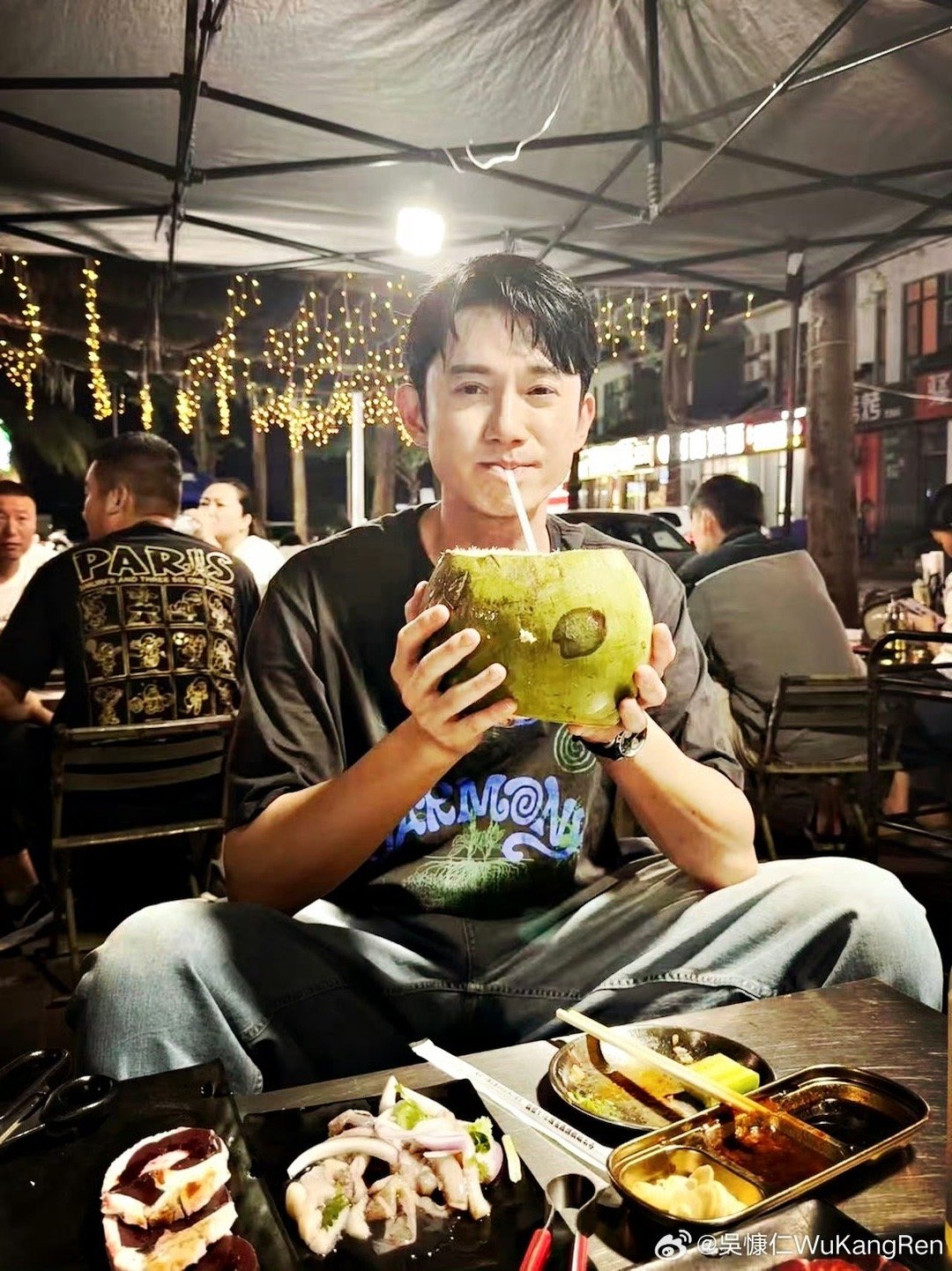 吴慷仁老辈子饭撒没轻没重的 被吴慷仁的饭撒甜到心巴！下班路上偶遇粉丝，面对试探性