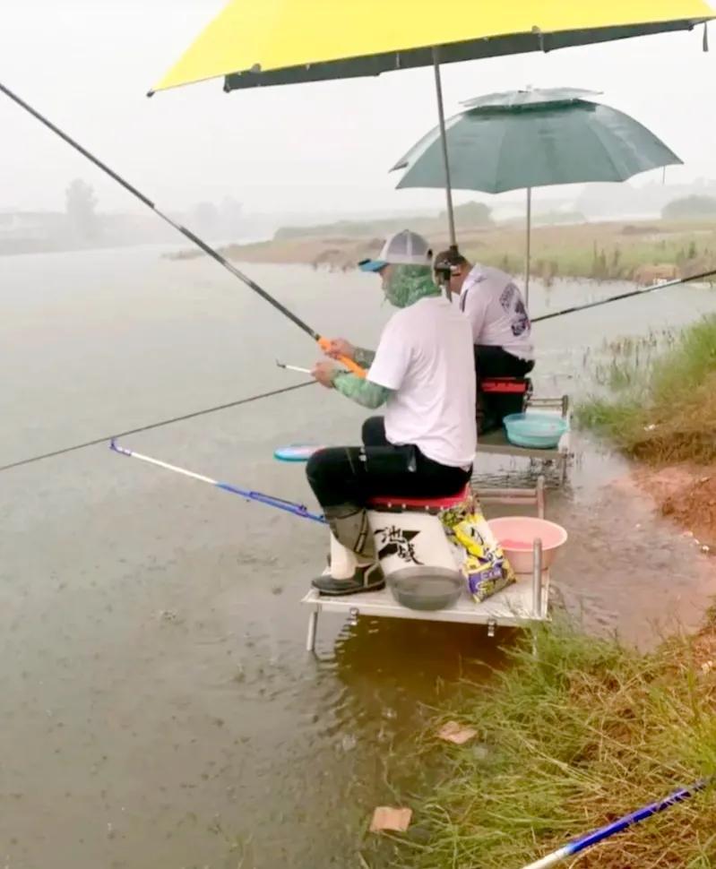 钓鱼千万要小心啊，遇到雷击和闪电一定要收杆！哈尔滨6人钓鱼遭到了雷击！[祈祷][