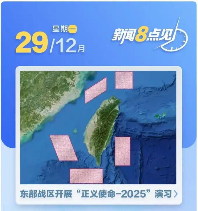在那片炽热的阳光下，小区门口的几位老人正如同一幅生动的画卷，展现着岁月的沉淀与心