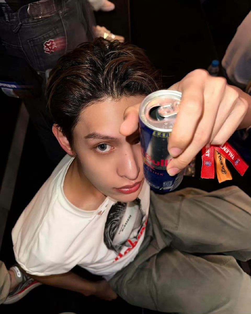 赵雨凡JAMES 🦅赵雨凡 它的脸红不是因为亚热带的气候，而是因为那天太阳不忠