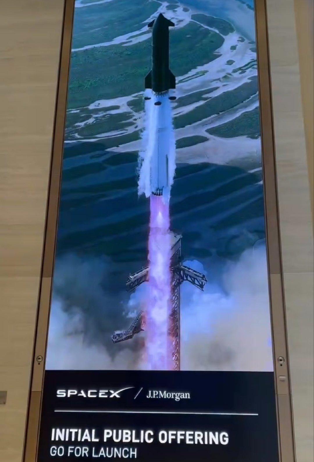 这几天，摩根大通、高盛、美银的办公楼里陆续都放上了SpaceX IPO海报。主承