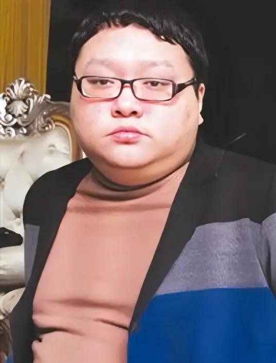 文强的儿子文伽昊，今年已经45岁，现在定居重庆，彻底褪去过往标签，踏踏实实过着普