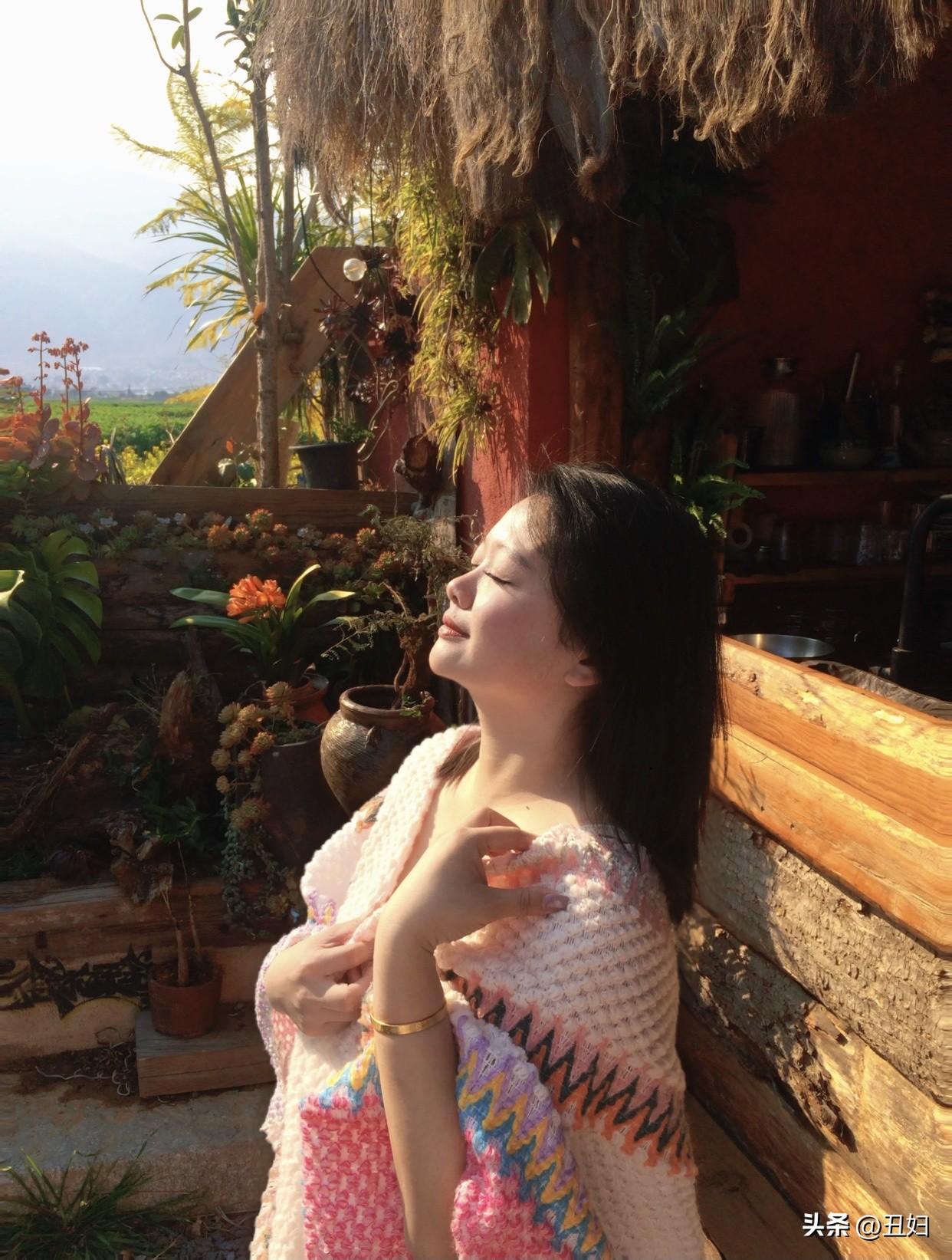 美貌与气质哪个更重要成熟女人靠气质留住人。气质是一辈子的底气，时间对它是加法。与