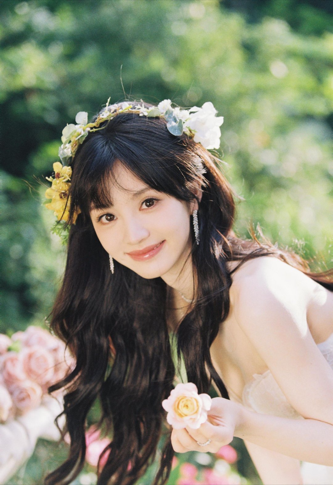 田曦薇你要嫁给我吗 田曦薇婚纱造型在线鲨人，后面的蝴蝶结太加分了，像猫耳朵一样俏