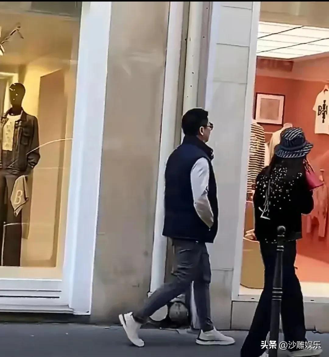 刘强东章泽天，双双冲上热搜！

3月19日，刘强东夫妻俩，突然冲上热搜，之前频频