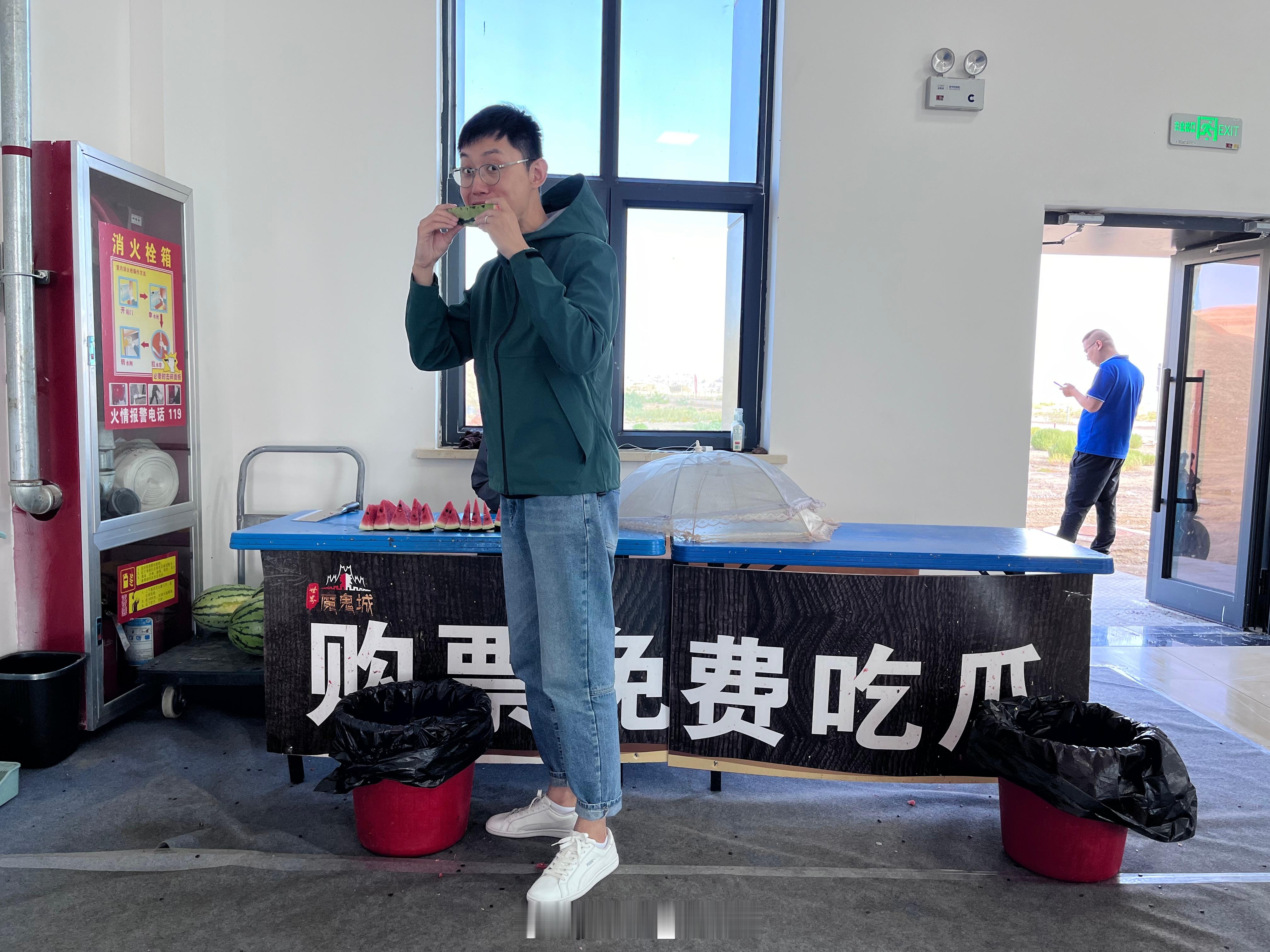 看发微博说在公司附近买了个超大的瓜，咱必须拿出这张照片给大家乐呵乐呵[doge]
