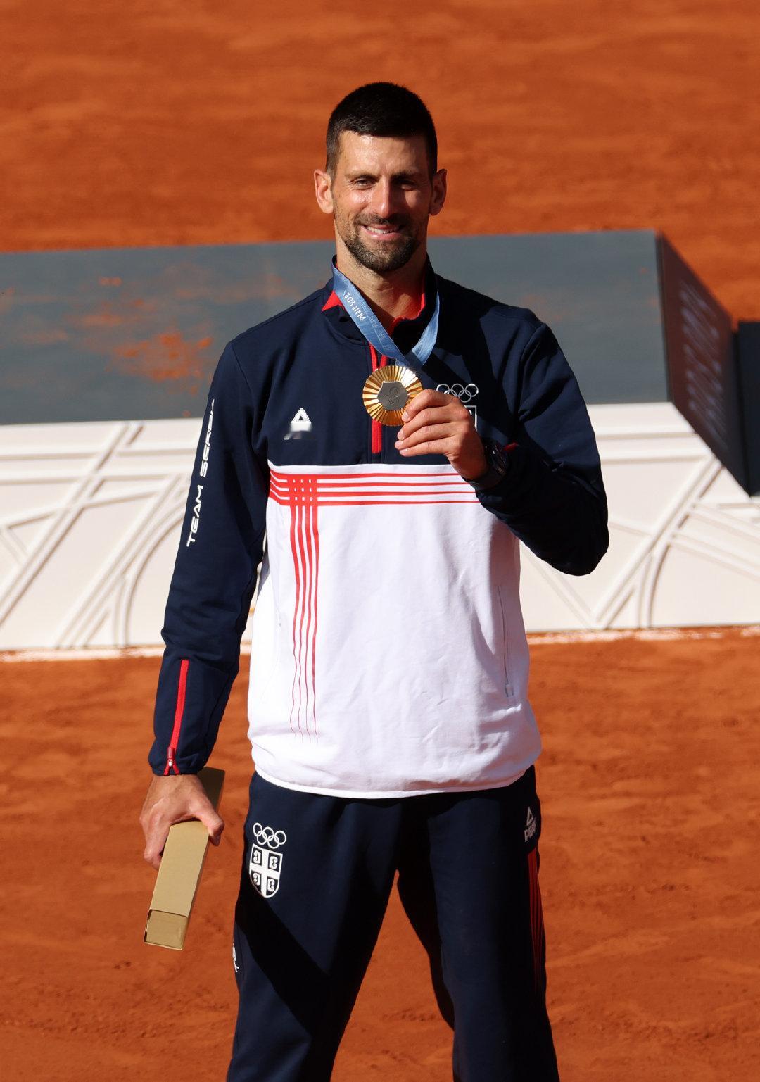 #2024年巴黎奥运会#🎾金牌得主们🏅️男单：德约科维奇🇷🇸女单：郑钦文