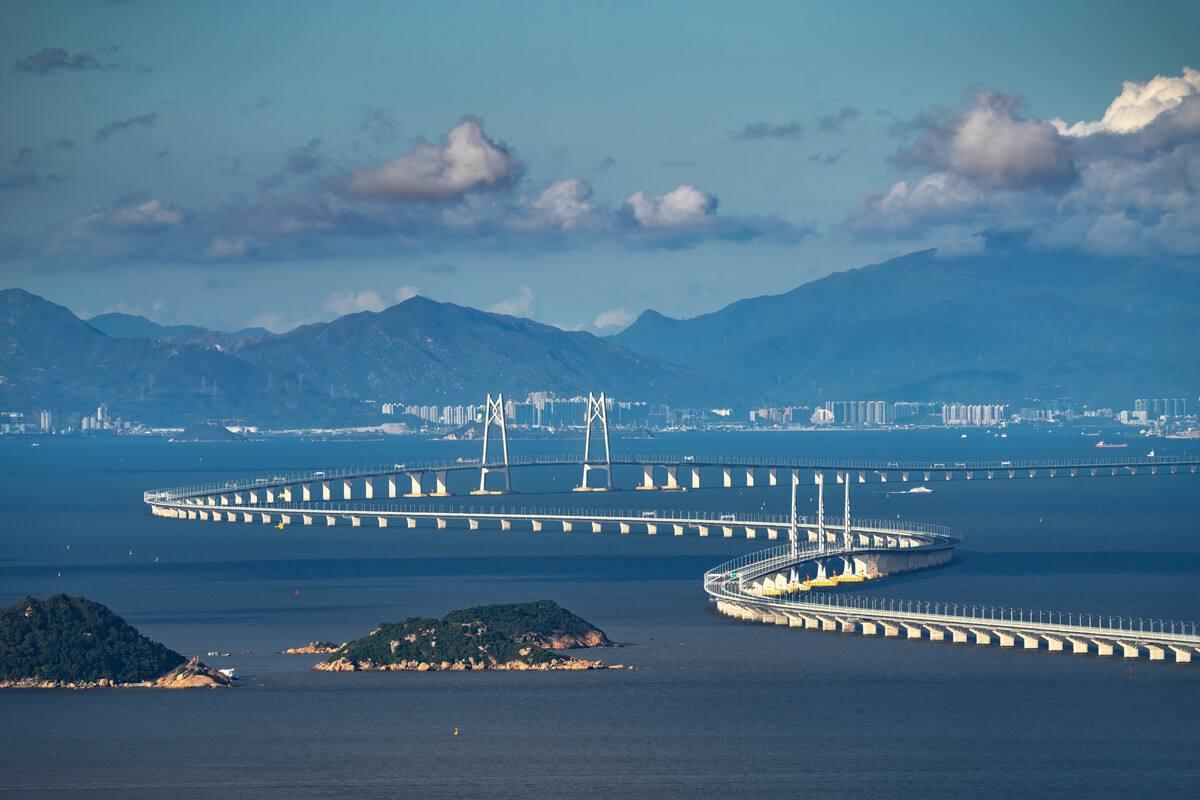1269亿。这笔钱够修多少条普通高速？够建多少所学校？港珠澳大桥开通快8年，一直