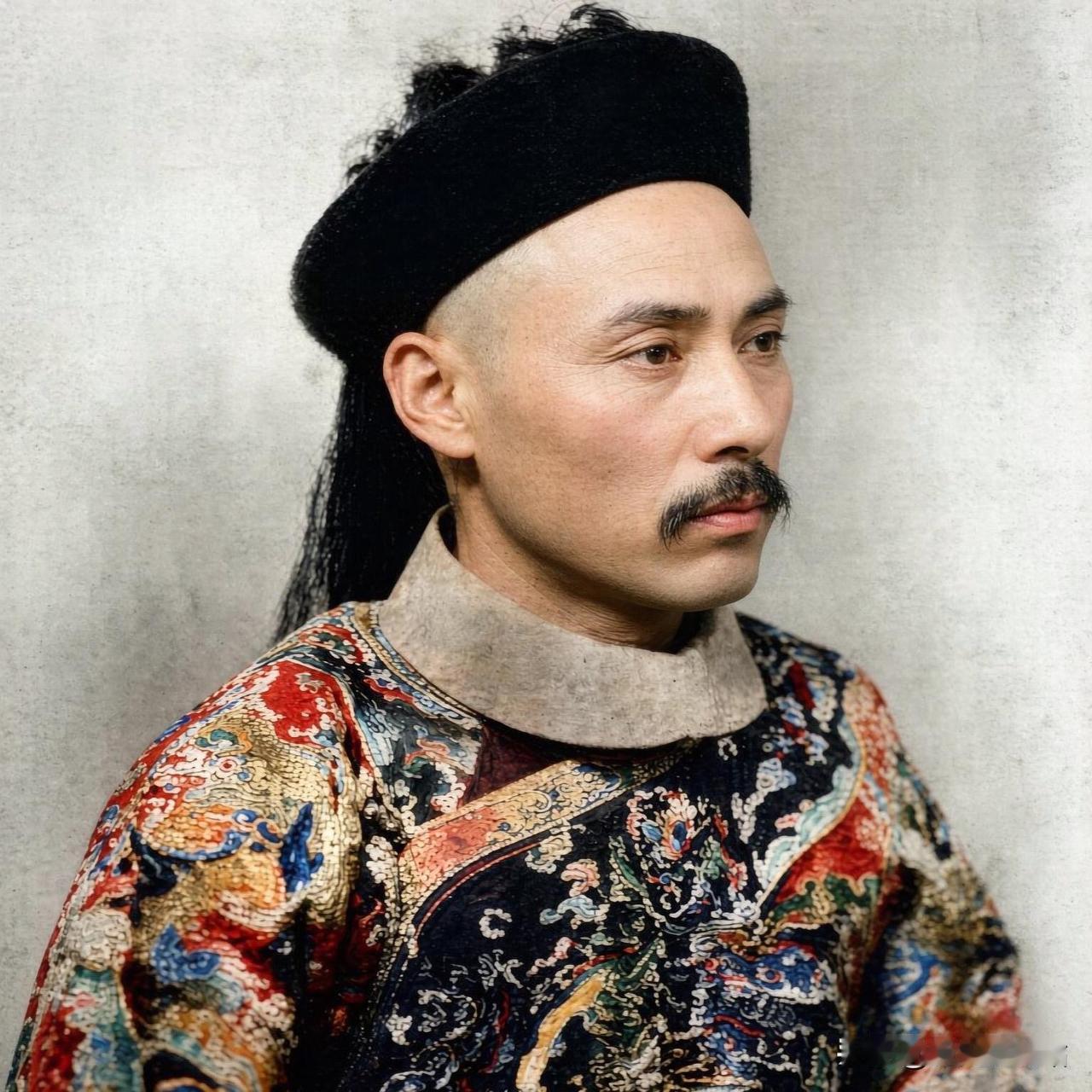 晚清，段祺瑞身着华贵蟒袍的半身肖像。
1890年留德归国后，随袁世凯小站练兵，深